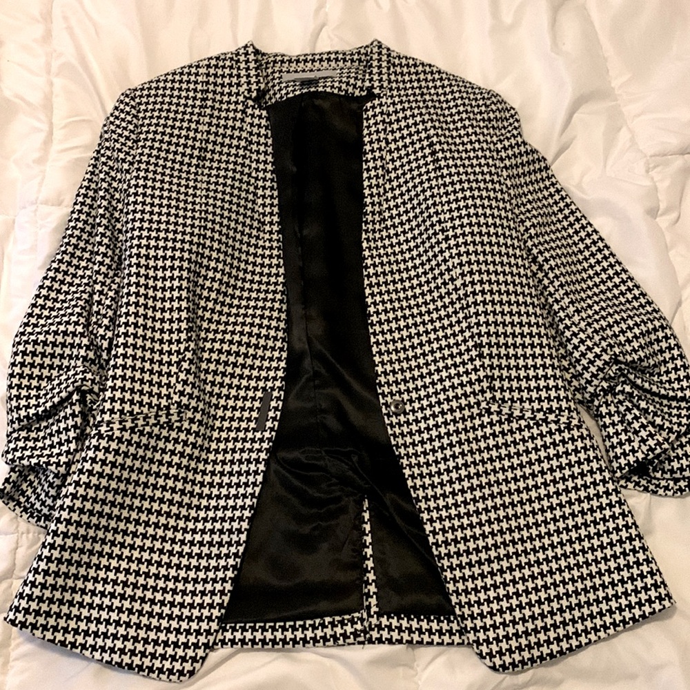 Houndstooth style blazer. Scrunch style 3/4 sleeve. Faux pockets, shoulder pads